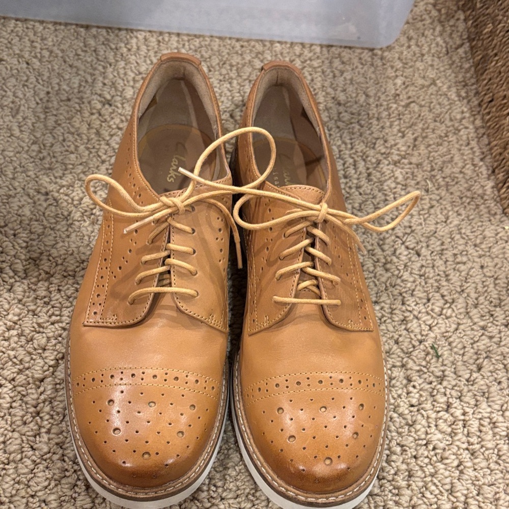 Clarks Women's Tan Leather Wingtip Lace-Up Flats